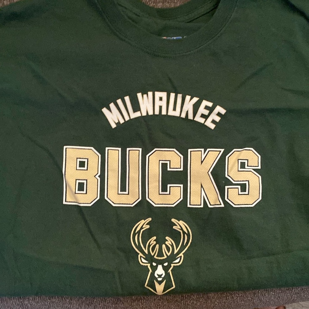 Milwaukee Bucks Tshirt .  Size XL 473